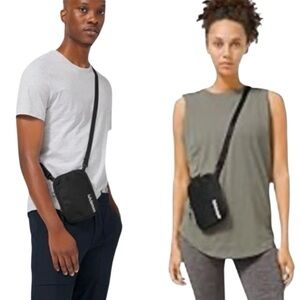 Lululemon Athletic Access
Crossbody Bag Fanny Pack Black
White Logo Unisex